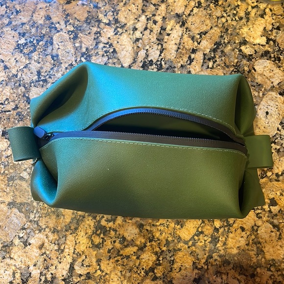 Toiletry/travel bag ✈️ - Picture 2 of 4